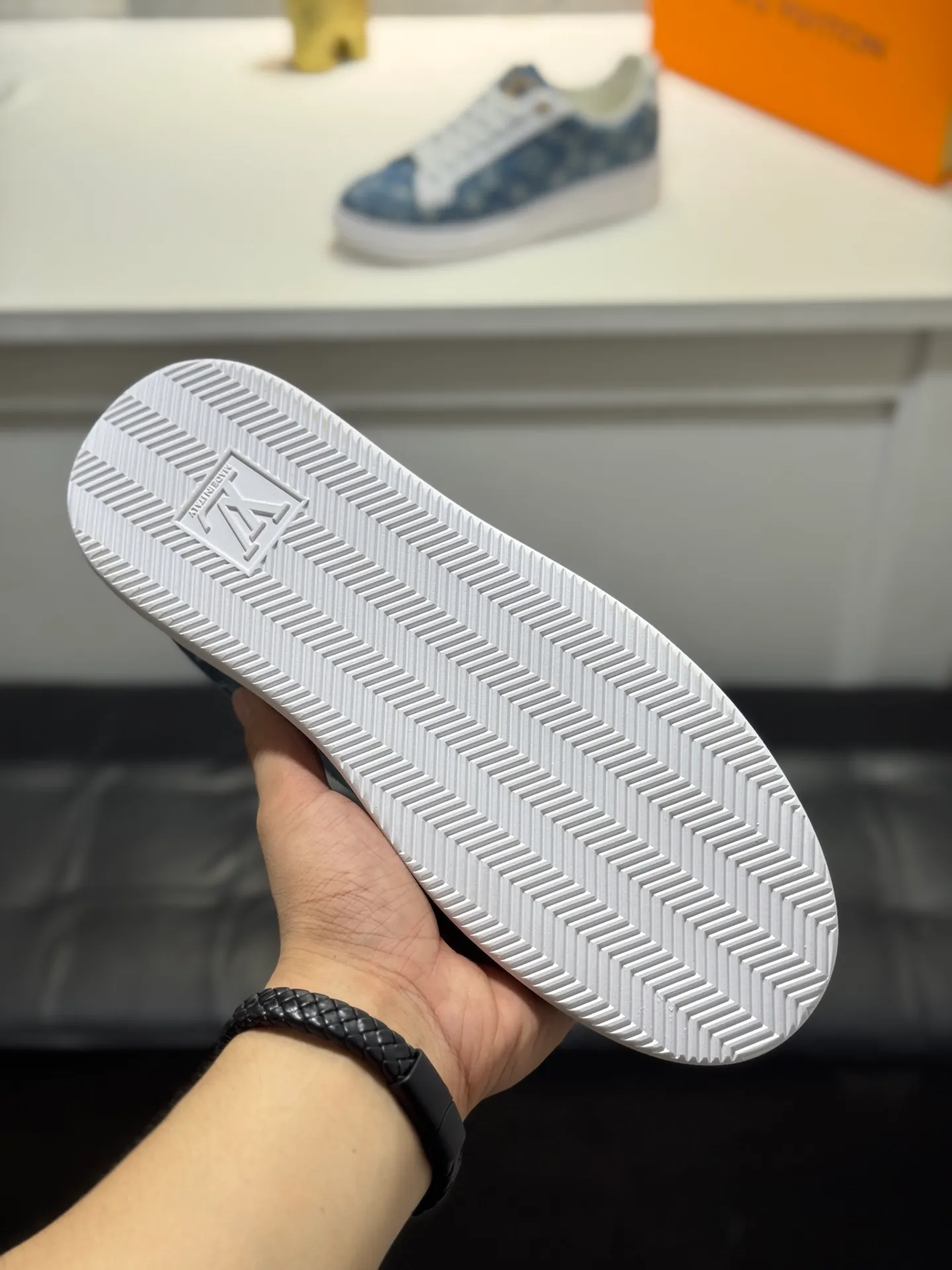 Men's shoes 💰400 [New style] 🐞🐞Top original order - LV [Louis Vuitton] counter new men's casual series! 🔥Globally limited edition💯The upper is made of cowhide with sheepskin lining➕Original rubber outsole, which is lighter and non-slip. Fashion focuses on trends, versatile and hot styles, simple yet tasteful! Exudes a fashionable and casual atmosphere, fashion is at your feet, and you are full of confidence! Multiple colors available. A must-have for fashionistas! Size: 38-44 (45 customized